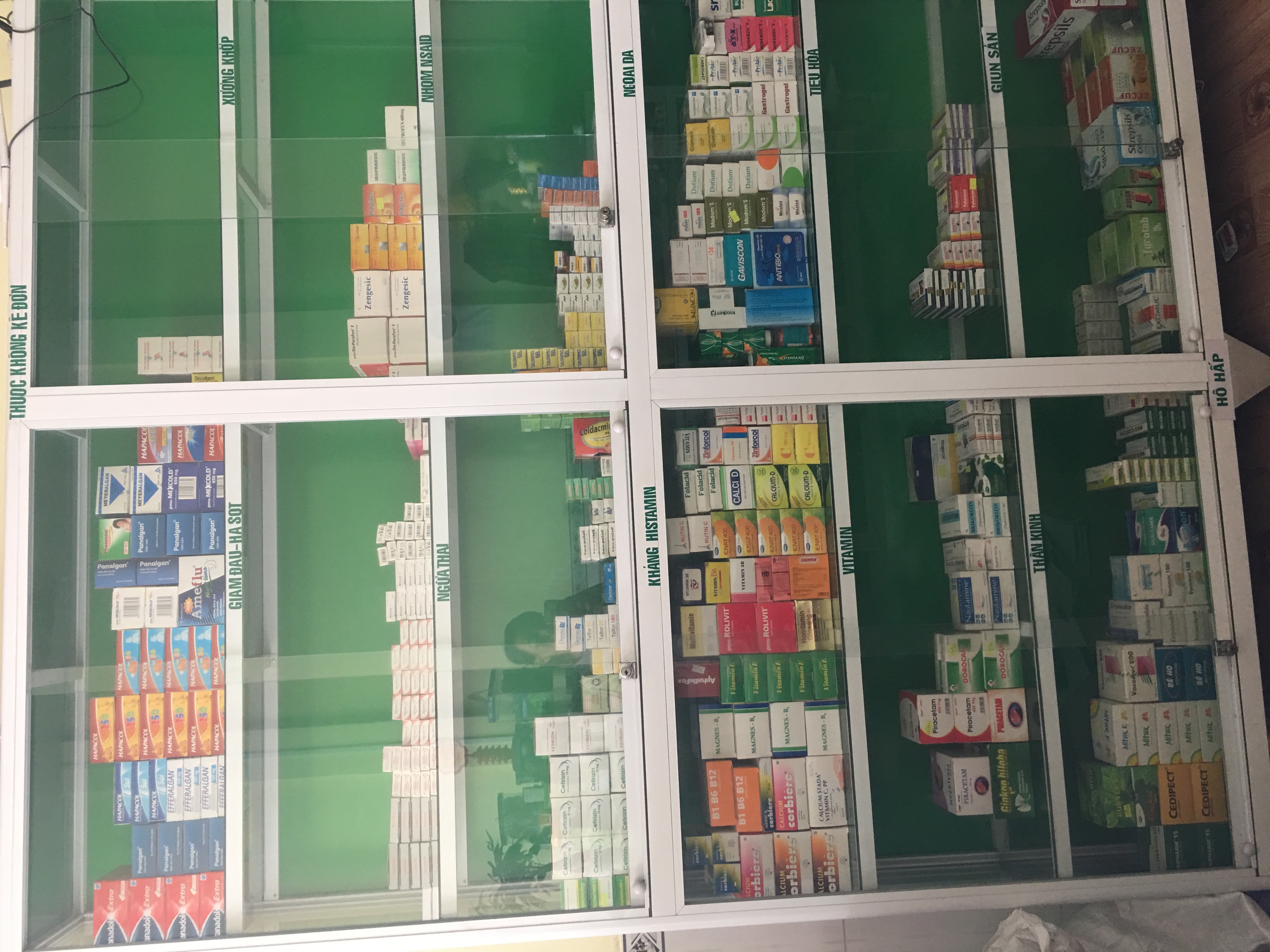 Cần sang tiệm thuốc Tây gấp