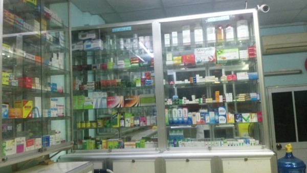 sang nhà thuốc hoặc (thuốc và cơ sở vật chất )
