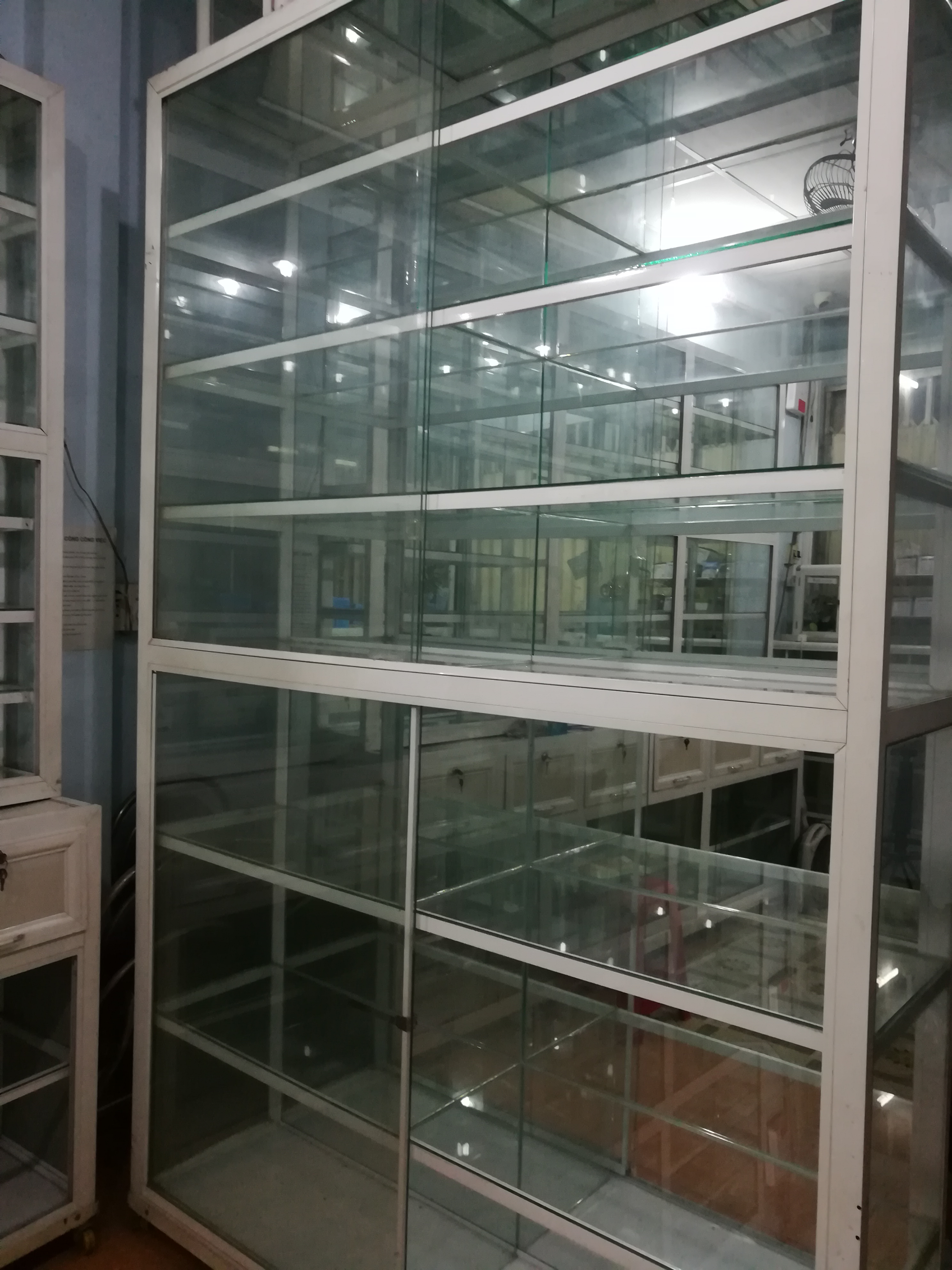 Thanh lý tủ thuốc tây