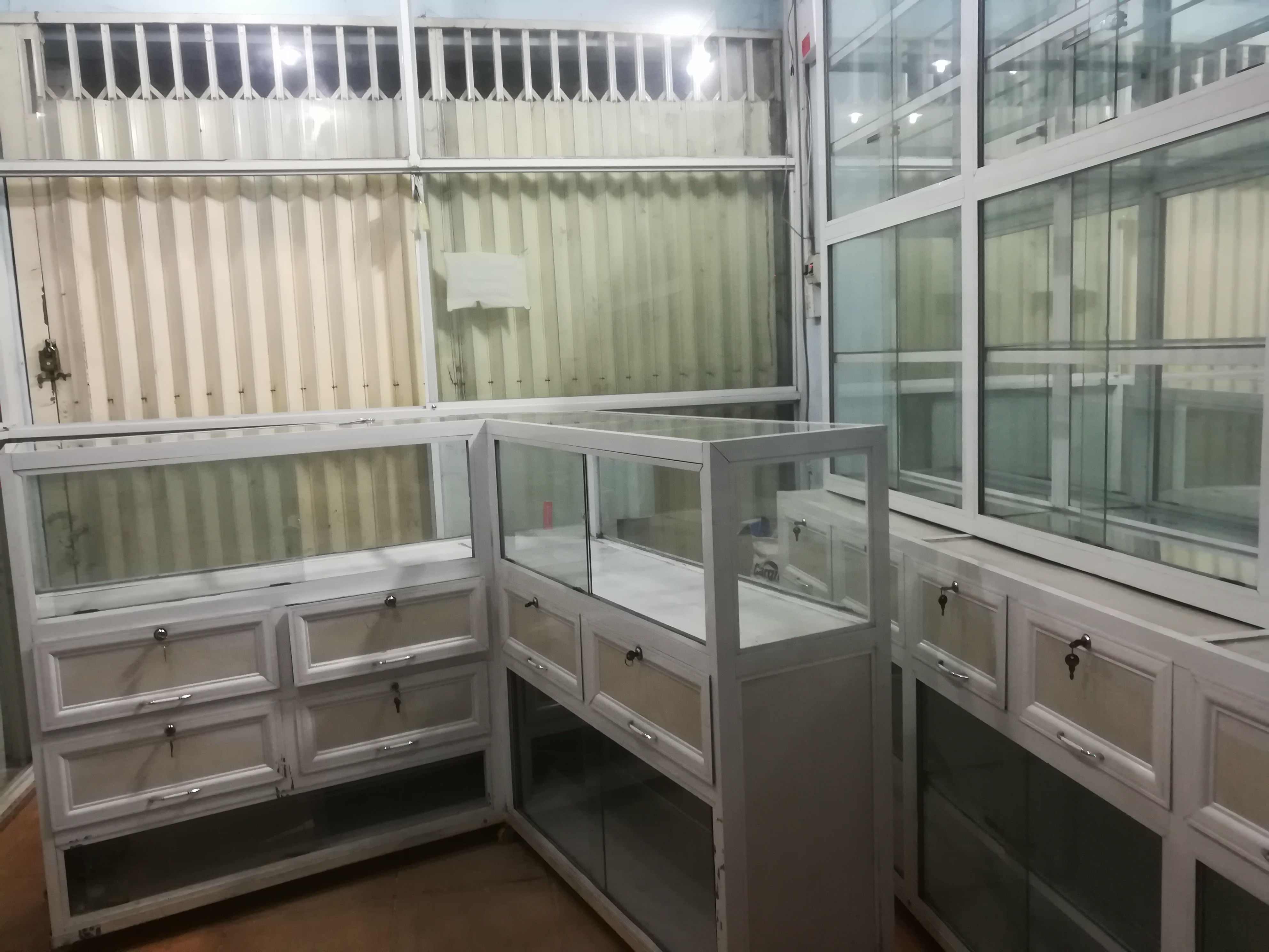 Thanh lý tủ thuốc tây